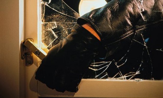 Hoţ la 16 ani: a furat din mai multe societăţi comerciale